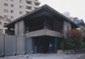 1958 菊竹清訓｜「スカイハウス」ピロティ部分が増築されている現状