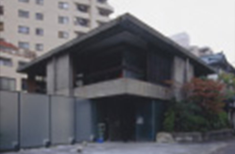 1958 菊竹清訓｜「スカイハウス」ピロティ部分が増築されている現状